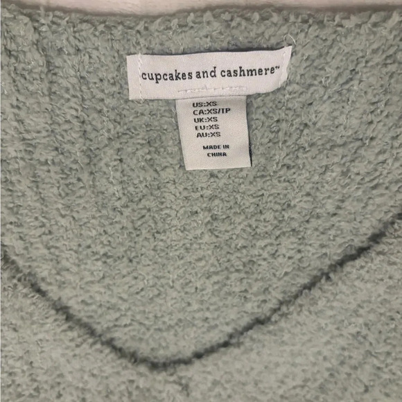 Cupcakes and Cashmere Sweater - Picture 10 of 11